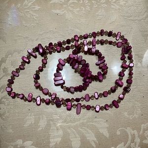 Beautiful glass necklace color rose 16 inches long with two bracelets.
